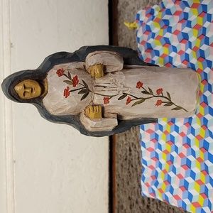 Virgin Mary statuette with rose details (Resin)